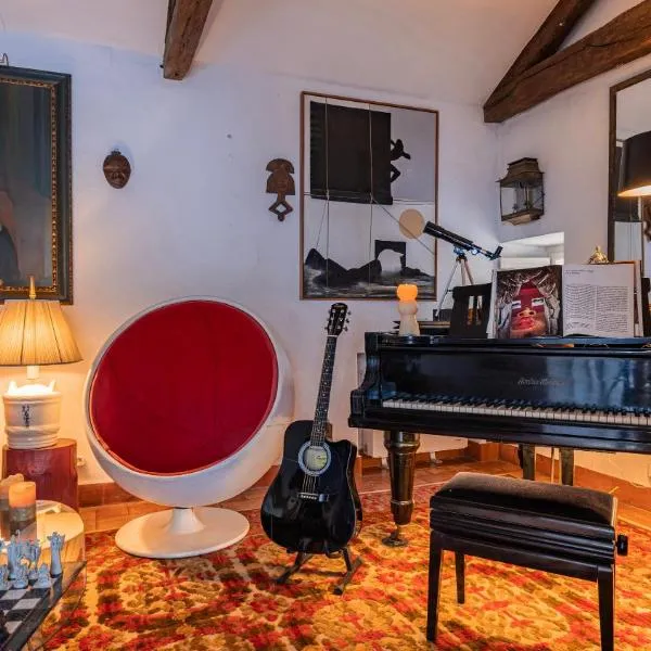 Giant Smart Room, Hot tub, PS5, in Historical Sintra Center inside 17th century Palace - Sintra WOW, hotel in Sintra