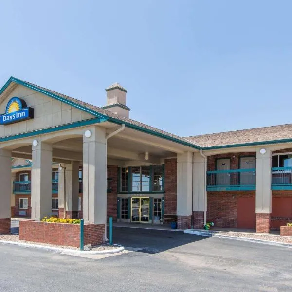 Days Inn by Wyndham Hays, hotel in Hays