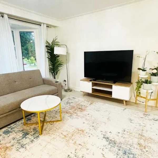 Amazing Home Near Toronto Airport with 2 Parking, hotell i Toronto