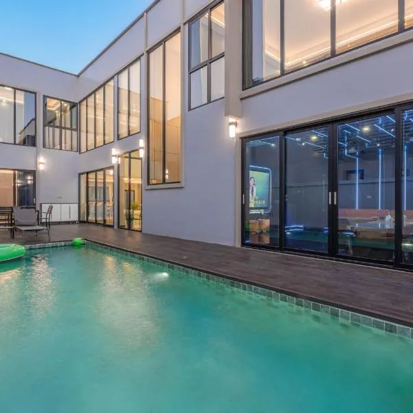 T M L-Jomtien Beach 4 bedrooms - independent swimming pool and KTV, hotel in Jomtien Beach