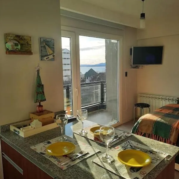 Nuevo Piso Céntrico con Hermosa Vista al lago 2 o 3 personas, Hotel in San Carlos de Bariloche