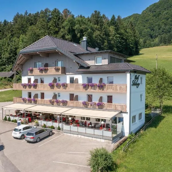 Hotel Schönberger, hotel v destinaci Nussdorf am Attersee