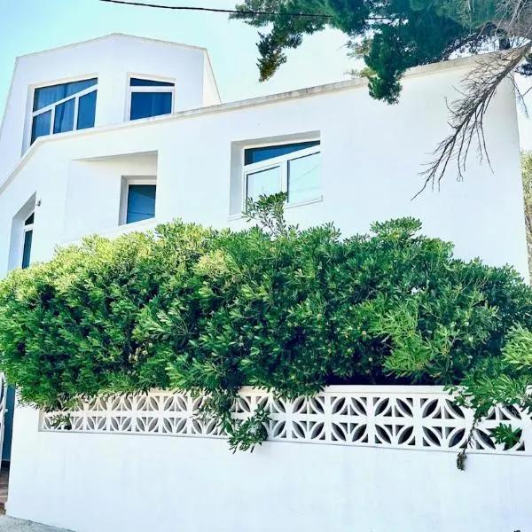 Starbal Apt, отель в городе Эс-Кастель