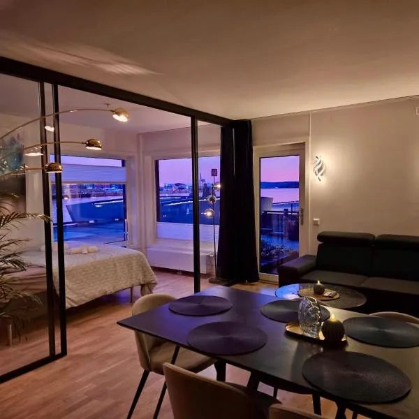 Waterfront fjord view, home office, 2 BR LUX apt, hotel v Oslu