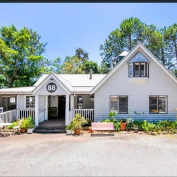 Location, Location, Location!, hotel in Mount Tamborine