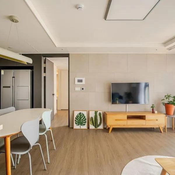 10 minutes from the airport, central Jeju Nohyeong-dong, 3 rooms, 4 doule beds, 2 bathrooms, hotel in Jeju