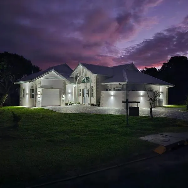 Caribbean Estates Villa Becca- Brand new- Pinnacle of Luxury, hotel v destinaci Port Edward