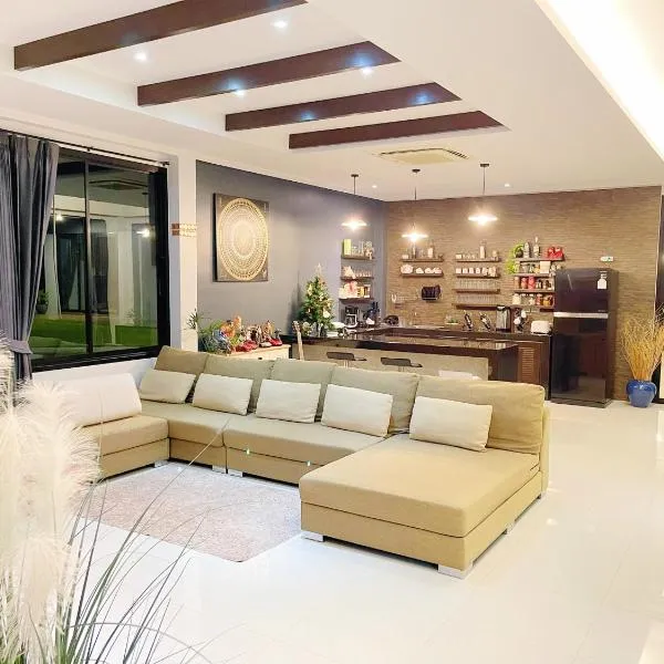 Spacious Private Villa Modern Style near beach, Hotel in Thai Muang