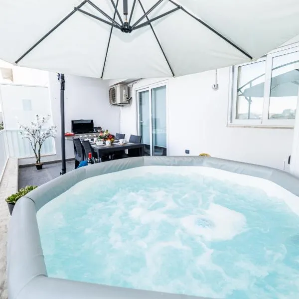 Sea Breeze, Spacious 2-Bedroom LUX Seaside Apartments, hotel di St Paul's Bay