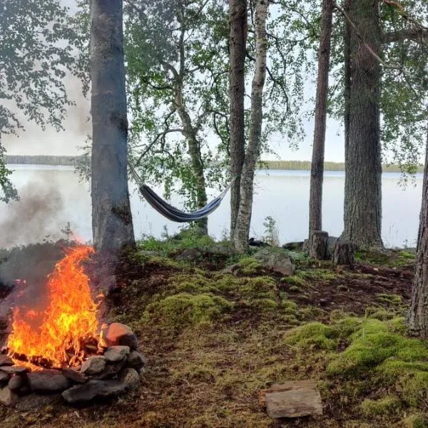 Traditional Finnish lakeside off-grid cabin, hotel in Joensuu