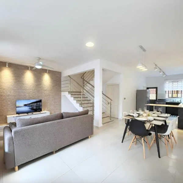 Luxury Holiday Home with private rooftop, hotel di Flic-en-Flac