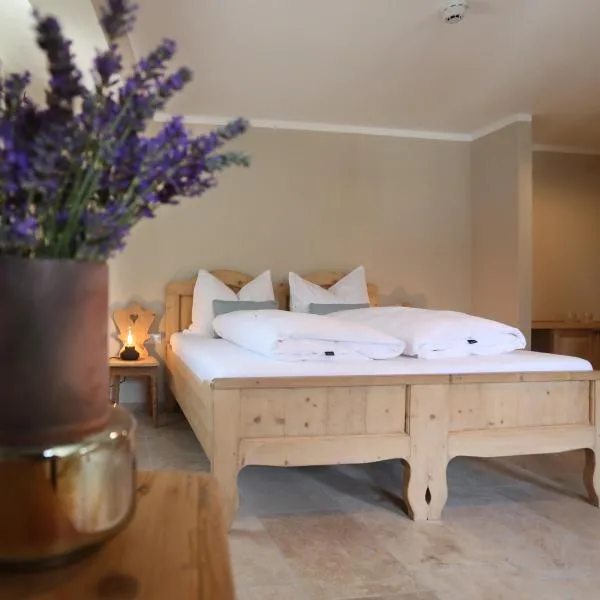 Gutshaus 1250 - Hotel mit Innenhof am Bach, hotel en Kalwang