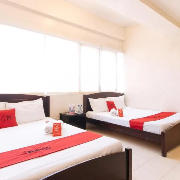 RedDoorz Plus @ E Rodriguez Corner Banawe, hotel en Manila