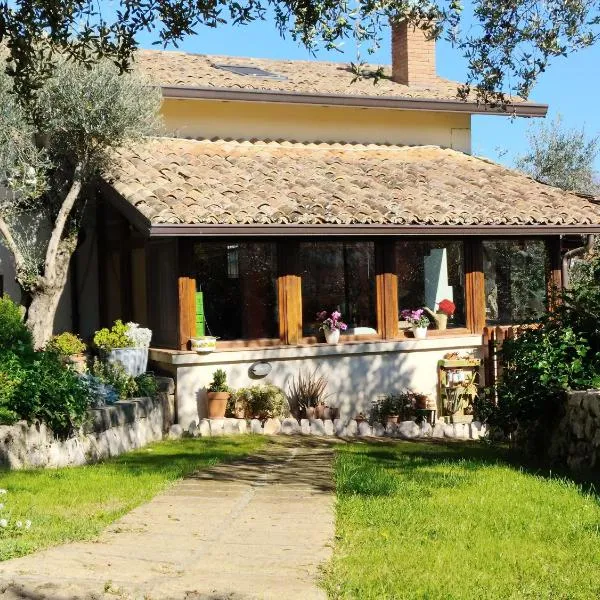 "La casetta" indipendente, con ampio spazio verde, ξενοδοχείο σε Fontechiari