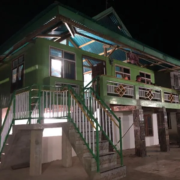 Dua Putri Komodo Homestay, hotel in Komodo