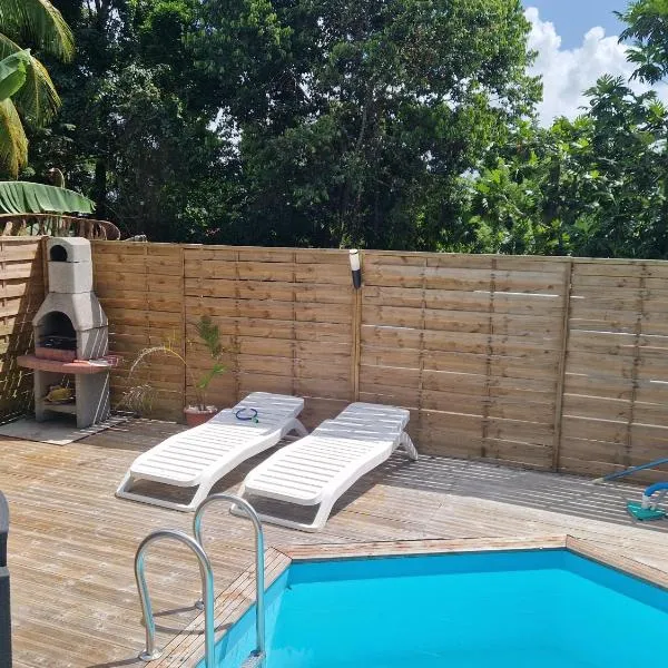 Bungalow Emeraude, F3 avec piscine à Sainte Luce, Hotel in Sainte-Luce