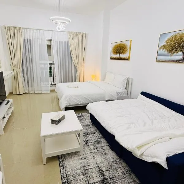 Spacious Studio with balcony Trafalgar Central tower International city Dubai, hotel in Dubai