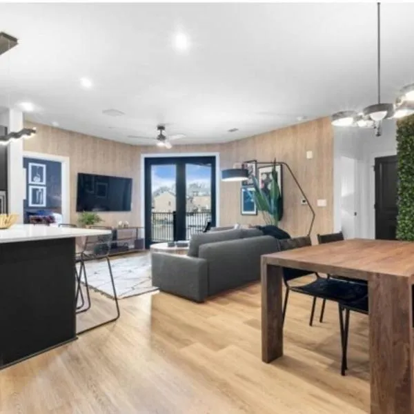 Electric - Odyssey -Top Floor West End 2 Bedroom - Minutes to Broadway, hotel in Nashville