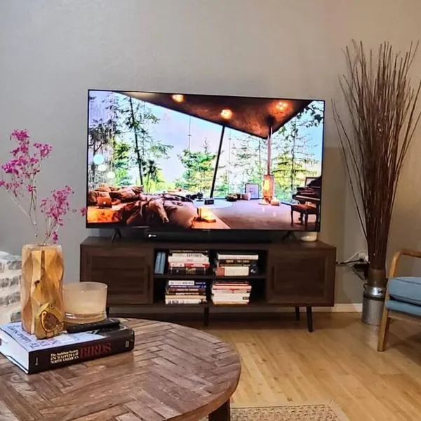 Centrally located in Rogers and Bentonville! -Private Rooms, Hotel in Rogers