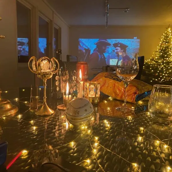 Sjöutsikt, Röd trästuga med traditionellt yttre Skandinavisk, modernt inre och alla bekvämligheter, Sol hela dagen på stora altanen, Tryggt, Vinterbonat, Fiske, Båt, hôtel à Skinnskatteberg