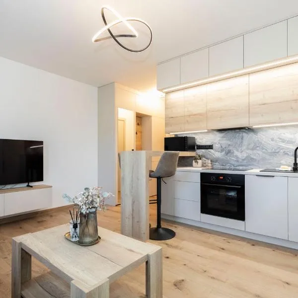 ALURE RESIDENCES 9 & 24h self check-in, private parking in front of the apartment building included, new building, terrace, the apartment building has its own park with a lake and outdoor fitness, children's playground, CITY CENTER, ξενοδοχείο στη Μπάνσκα Μπίστριτσα