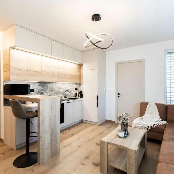 ALURE RESIDENCES 9 & 24h self check-in, private parking in front of the apartment building included, new building, terrace, the apartment building has its own park with a lake and outdoor fitness, children's playground, CITY CENTER, hôtel à Banská Bystrica