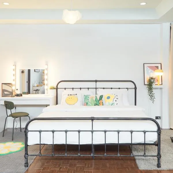 Spacious Design Loft with Rooftop, hotel v destinaci Bangkok