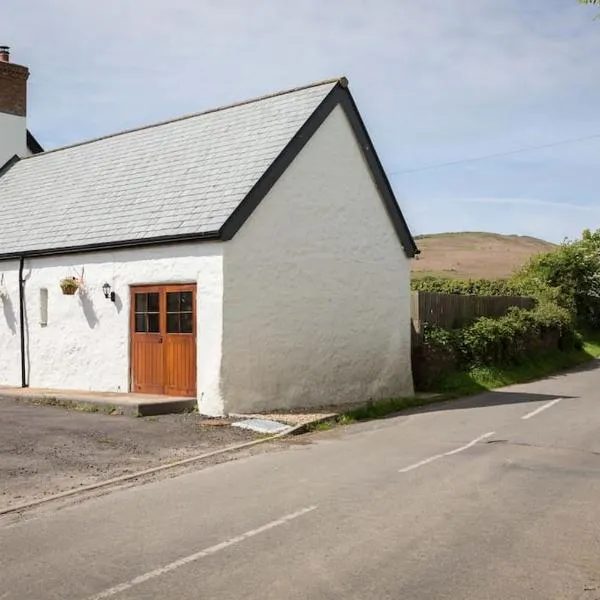 Broadway Farm Holiday Barn with hot tub, hotel in Swansea