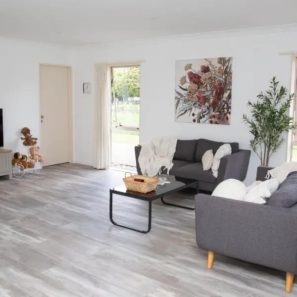 2 Bedrooms with Garage right on Te Awa River Ride, hotel in Tamahere