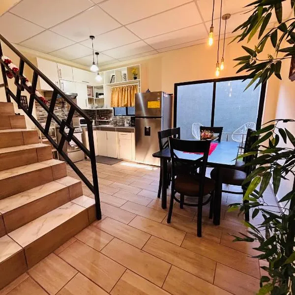 Bambú Family House, AC, WiFi, near Metrocentro Mall, hotel v destinaci Santa Ana