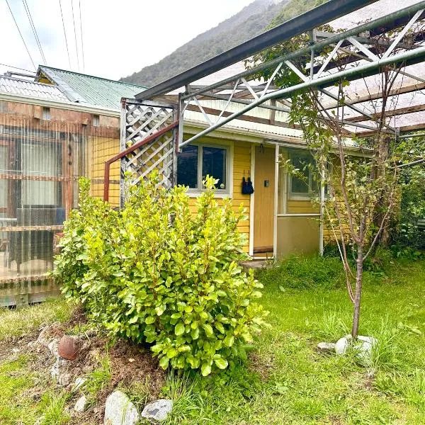 Alpine House, Holiday Home, Sleeps 6, Super Cosy, 4 beds, hotel em Otira