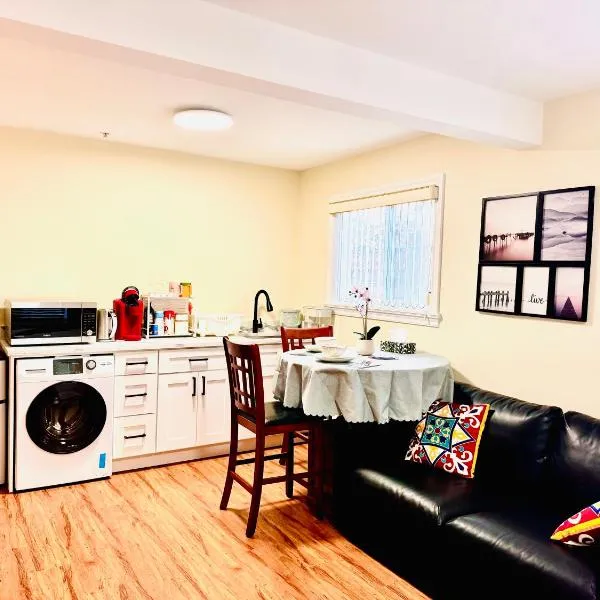 13 Mins to Downtown-Free Parking near Joyce Skytrain -2 Beds, Hotel in Vancouver
