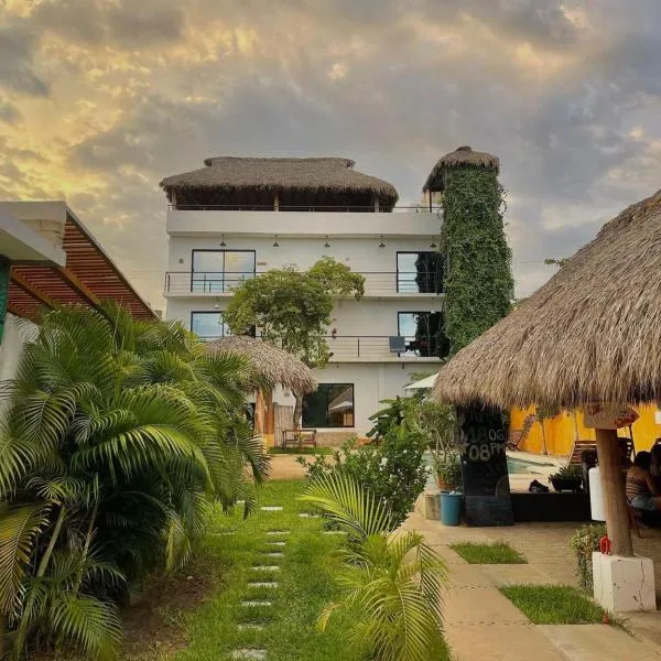 SurfNest Tamarindos, hotel in Brisas de Zicatela