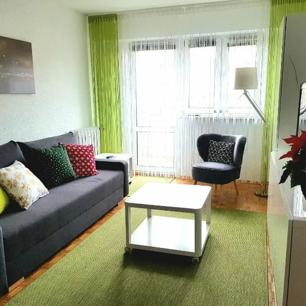 Wygodny dwupokojowy apartament pomiedzy lotniskiem a centrum, hotel in Warsaw