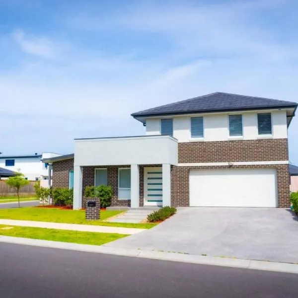 Luxury 4 Bedroom Home - Sleeps 10 Guests, hotel in Gledswood Hills