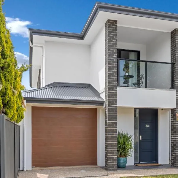 Entire 2 storey home in Tranmere, hotel in Campbelltown