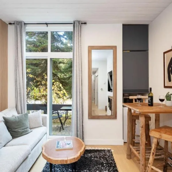 Cozy Cabin Vibes at Glacier Lodge, hotel a Whistler