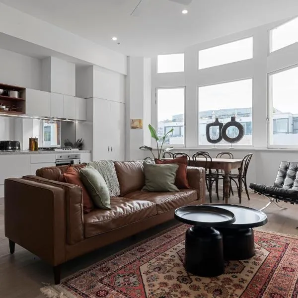 Light-filled Artistic Getaway - Smith St，位于墨尔本的酒店