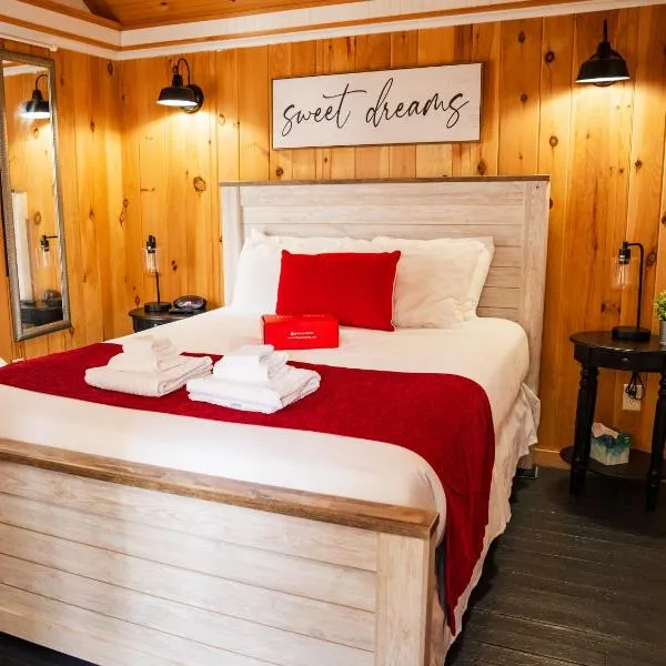 Cottage 7 - Stand Alone Queen Bed Child Loft w Twin Private Bath Kitchenette Pets Allowed Fee applies, Hotel in Wolfeboro