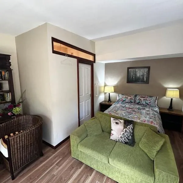 Blue Mountains Studio Retreat, Lyrebird Creek, pet friendly, hotel en Hazelbrook