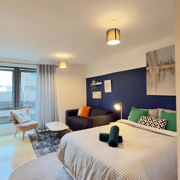 Modern spacious Studio opposite station II, hotel in London