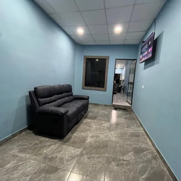 Casa en Nueva Metropolis con aire en toda la casa: San Miguel şehrinde bir otel