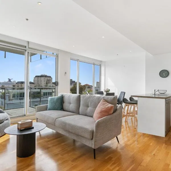 Port Melbourne and a glimpse of the sparkling bay - sleeps 4, khách sạn ở Melbourne