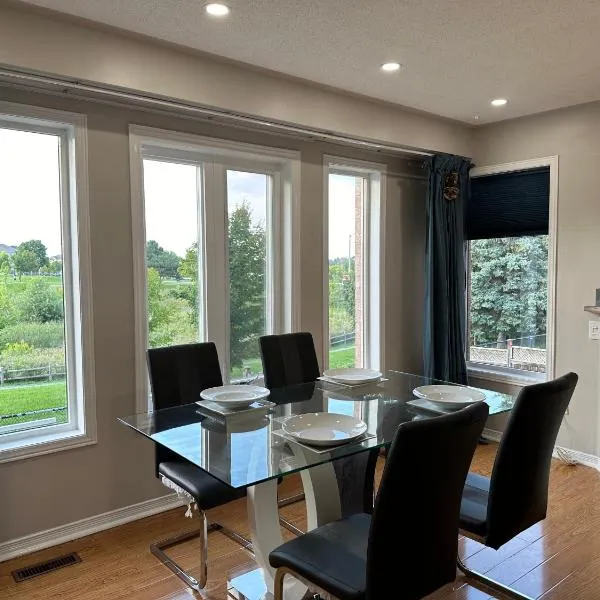 Charming 3-bedroom house with Wi-Fi in Toronto, hotel in Toronto