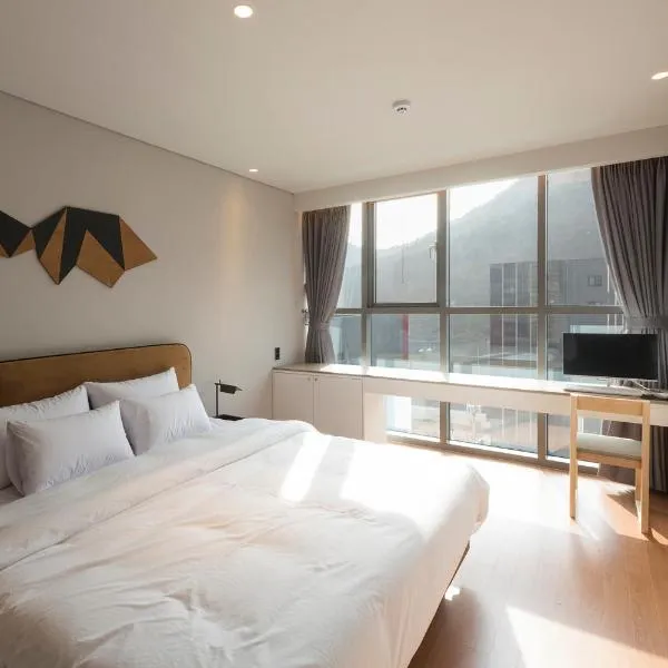 Hound Hotel Changwon Jinhae, hotel in Changwon