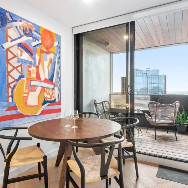 Artistic Urban Getaway just off Smith Street!，位于墨尔本的酒店