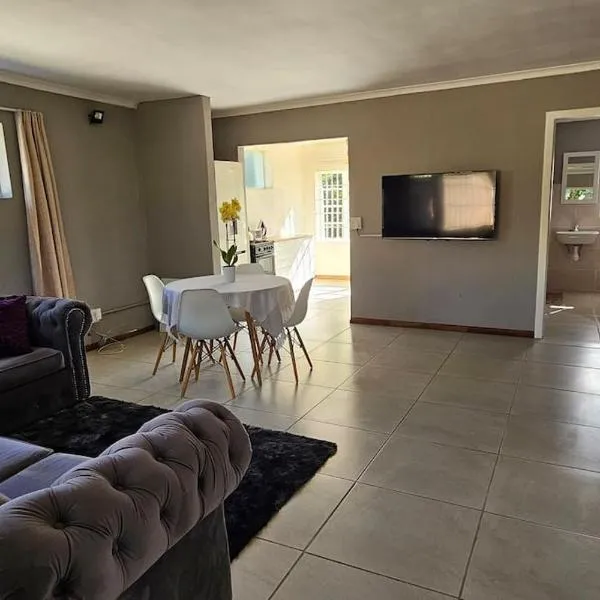 Honeywood Stays - 2 Bedroom Self-Catering Unit, hotel in Gqeberha