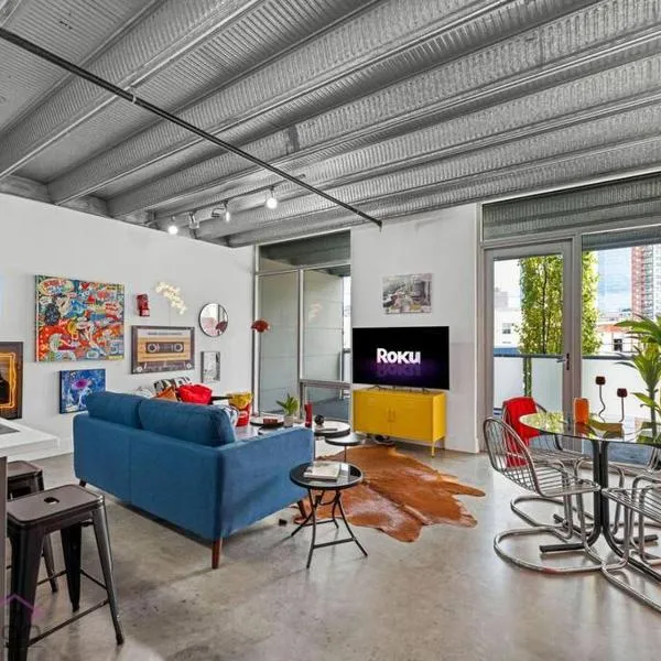 Urban Pop Loft, Near ICE District, UG Parking, hotel v destinaci Edmonton
