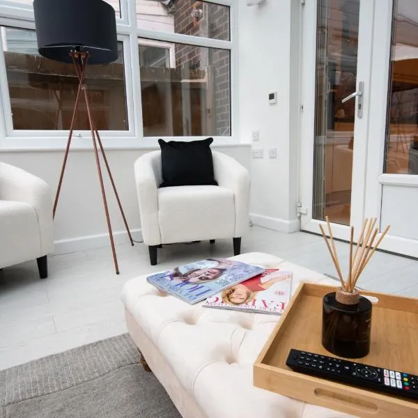 Family-Friendly 3-Bed Home Downstairs Bath & Bed Perfect Long Stays NW3, hotel u Londonu