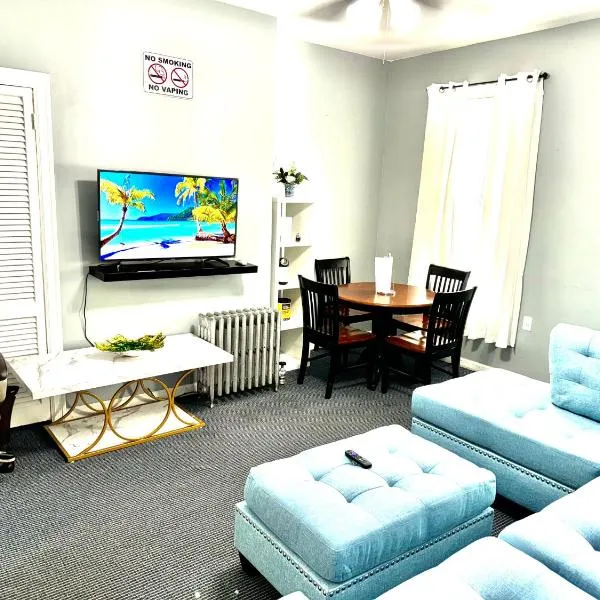 3 Bedrooms Huge Apt in LIC, Very close to MANHATTAN，位于Roosevelt Island的酒店